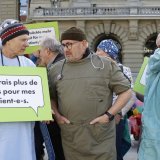Cinq associations de professions médicales ont manifesté vendredi devant le Palais fédéral pour dénoncer la précarisation de leurs conditions de travail. KEYSTONE/PETER KLAUNZER